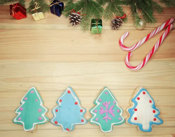 Galletas de Navidad pan de jengibre y decoración en el fondo de madera — Foto de Stock