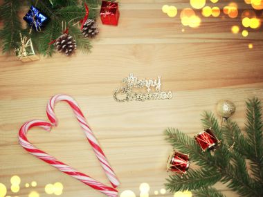 Ahşap arka plan christmas dekorasyon kompozisyonu