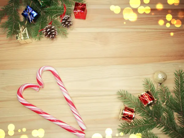 Composição de decoração de Natal em fundo de madeira — Fotografia de Stock