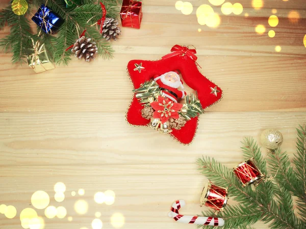 Vánoční dekorace složení na dřevěné pozadí — Stock fotografie