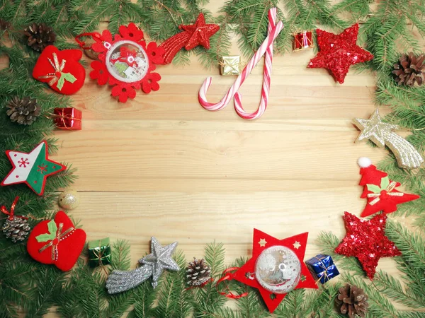 Χριστούγεννα διακόσμηση και αντίγραφο χώρου σε φόντο ξύλινη — Φωτογραφία Αρχείου