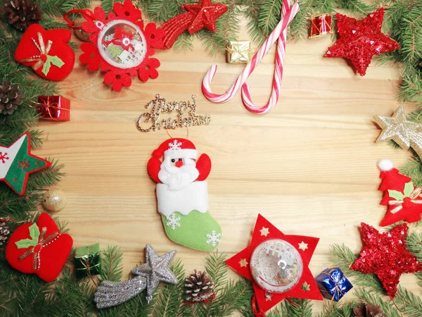 Weihnachtsdekoration und Kopierraum auf Holzgrund — Stockfoto
