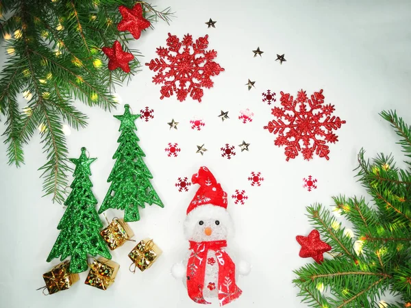 Composición de decoración navideña sobre fondo de madera — Foto de Stock