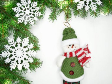 Noel dekorasyon kompozisyon çam dalları ile çelenk ışık