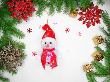 Noel dekorasyon kompozisyon çam dalları ile çelenk ışık