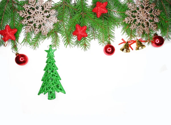 Χριστουγεννιάτικη σύνθεση διακόσμηση με κλαδιά έλατου γιρλάντα φως — Φωτογραφία Αρχείου