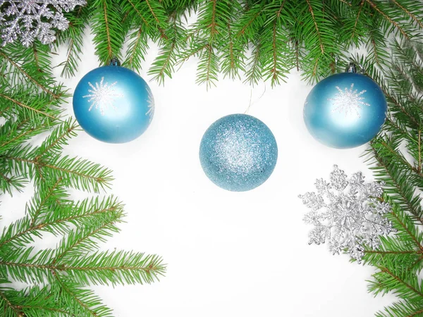 Kerst decoratie compositie bij spar takken garland licht — Stockfoto