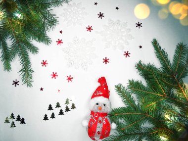 Noel dekorasyon kompozisyon çam dalları ile çelenk ışık