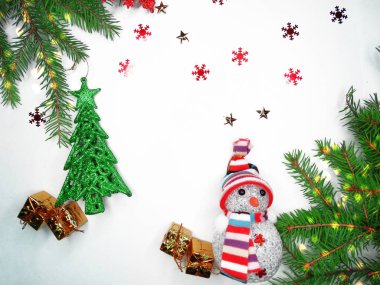 Noel dekorasyon kompozisyon çam dalları ile çelenk ışık