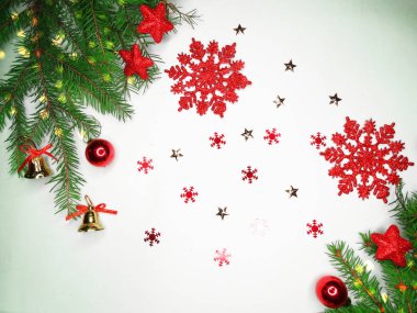 Noel dekorasyon kompozisyon çam dalları ile çelenk ışık