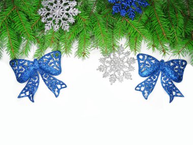 Noel dekorasyon kompozisyon çam dalları ile çelenk ışık