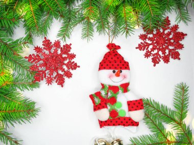 Noel dekorasyon kompozisyon çam dalları ile çelenk ışık