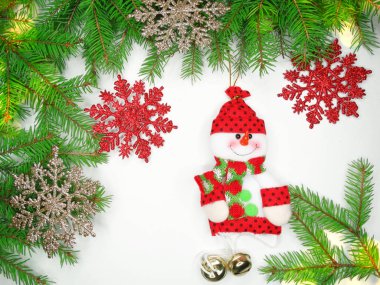 Noel dekorasyon kompozisyon çam dalları ile çelenk ışık