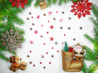 Noel dekorasyon kompozisyon çam dalları ile çelenk ışık