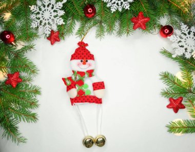 Noel dekorasyon kompozisyon çam dalları ile çelenk ışık