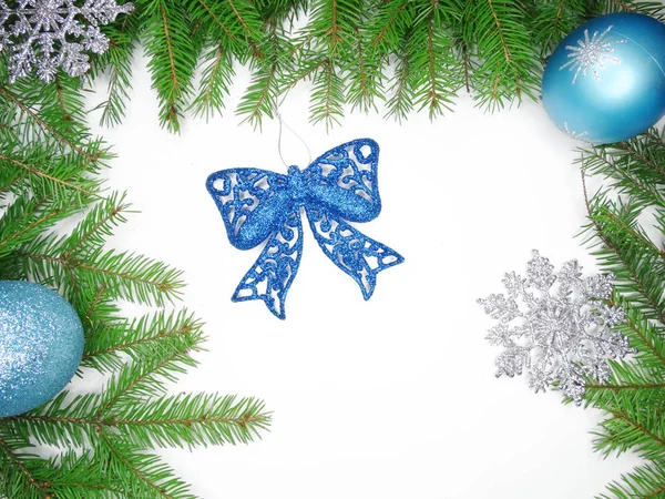 Kerst decoratie compositie bij spar takken garland licht — Stockfoto