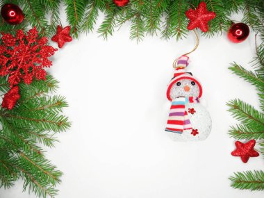 Noel dekorasyon kompozisyon çam dalları ile çelenk ışık