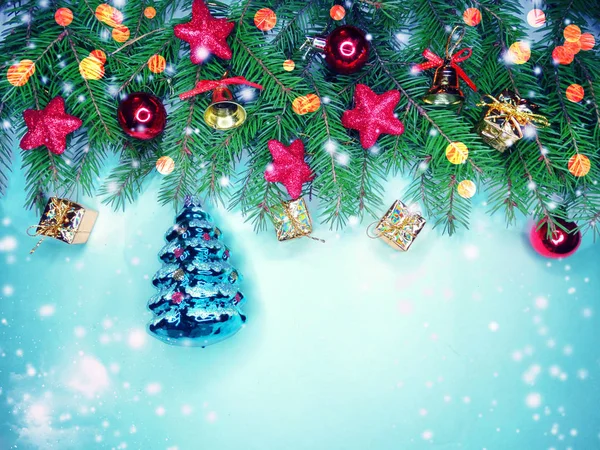 Kerst decoratie samenstelling op houten achtergrond — Stockfoto