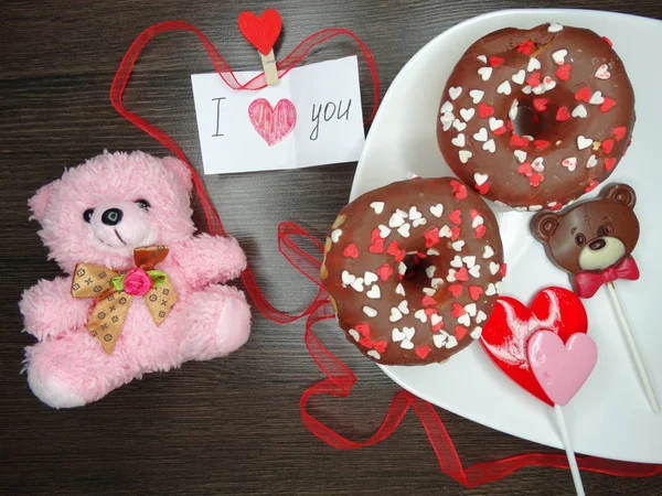 Saint Valentin beignets au chocolat ours en peluche et carte de voeux — Photo