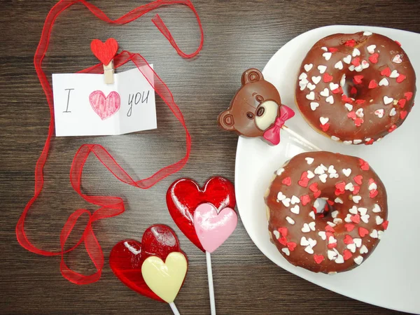 Alla hjärtans dag choklad donuts nallebjörn och gratulationskort — Stockfoto