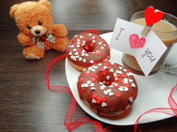 День Святого Валентина шоколадні пончики плюшевий ведмідь і вітальна листівка — стокове фото