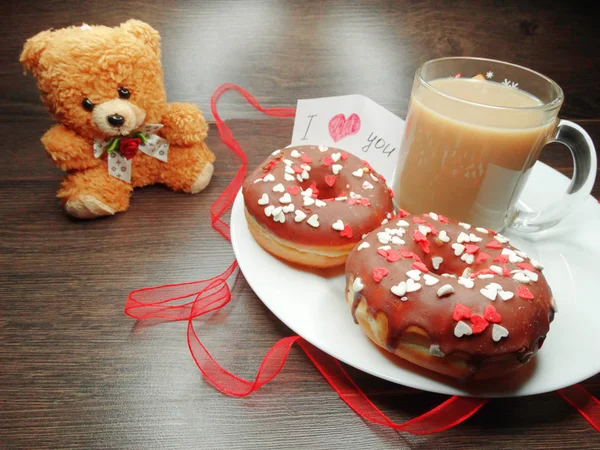 Saint Valentin beignets au chocolat ours en peluche et carte de voeux — Photo