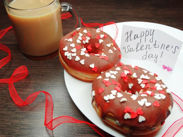 Alla hjärtans dag choklad donuts och gratulationskort — Stockfoto
