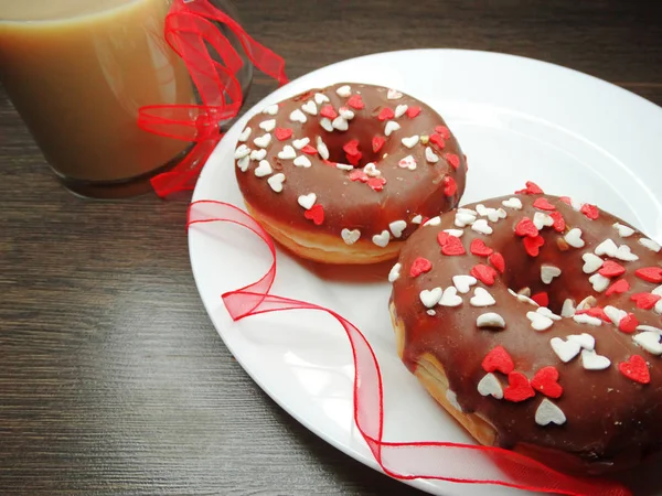 День Святого Валентина шоколадні пончики та вітальна листівка — стокове фото