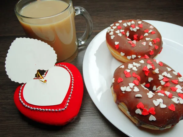 Chocolat beignets coeurs sucette rouge concept amour Saint Valentin sur fond en bois — Photo