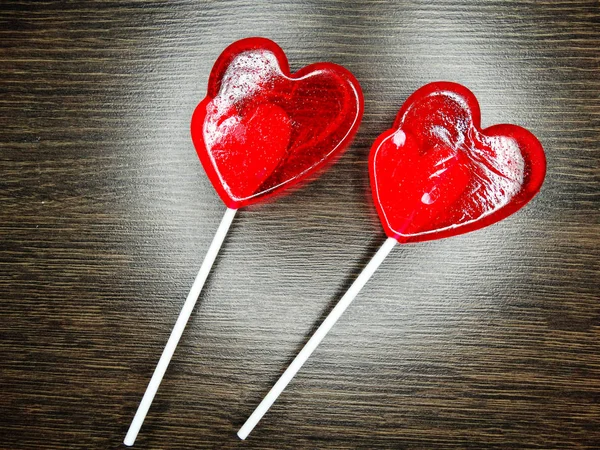 Γλειφιτζούρια γλυκό καρδιά αγάπη του Αγίου Βαλεντίνου σε φόντο ξύλινη — Φωτογραφία Αρχείου