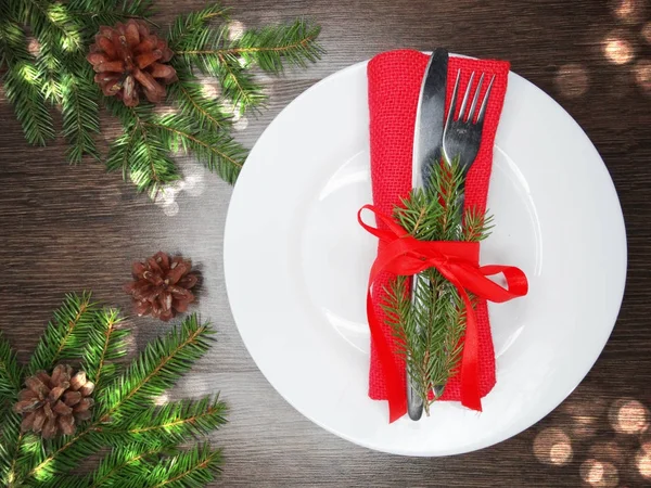 Definição de lugar de mesa de natal com galhos de pinho e decoração — Fotografia de Stock