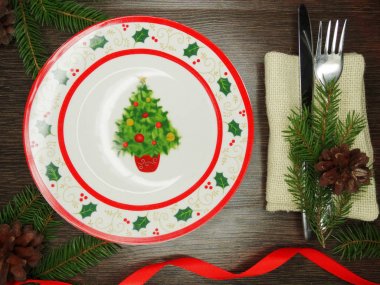 Noel tablo yer ayarını Çamın dalları ve dekorasyon