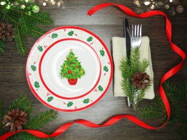 Noel tablo yer ayarını Çamın dalları ve dekorasyon