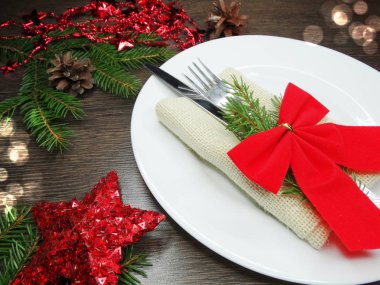 Noel tablo yer ayarını Çamın dalları ve dekorasyon