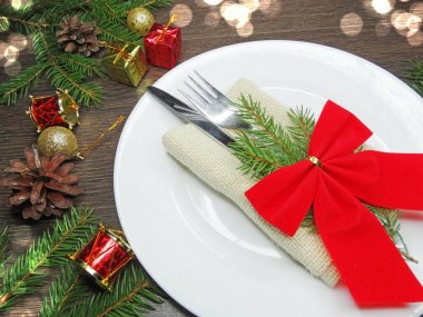 Noel tablo yer ayarını Çamın dalları ve dekorasyon