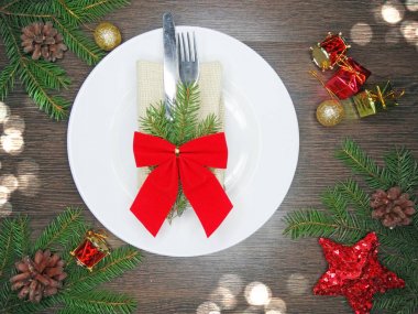 Noel tablo yer ayarını Çamın dalları ve dekorasyon