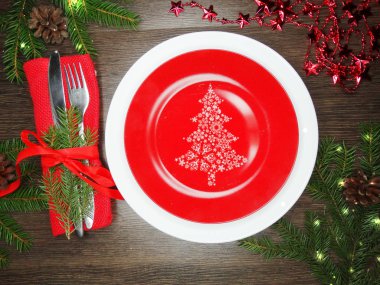 Noel tablo yer ayarını Çamın dalları ve dekorasyon