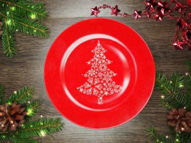 Noel tablo yer ayarını Çamın dalları ve dekorasyon