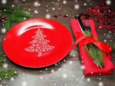 Noel tablo yer ayarını Çamın dalları ve dekorasyon