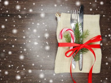 Noel tablo yer ayarını Çamın dalları ve dekorasyon