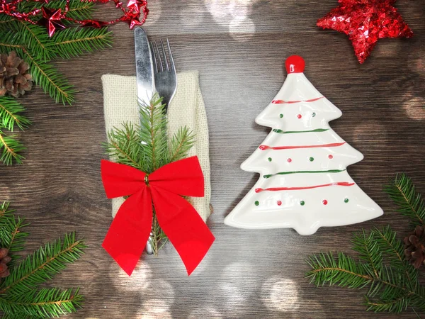 Boże Narodzenie tabeli nakrycie z gałęzi sosny i ozdoba — Zdjęcie stockowe