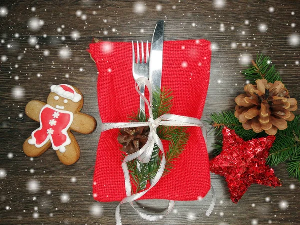 Weihnachten Tischdekoration mit Tannenzweigen und Dekoration — Stockfoto