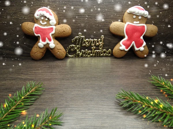 Galletas de Navidad pan de jengibre y decoración en el fondo de madera — Foto de Stock