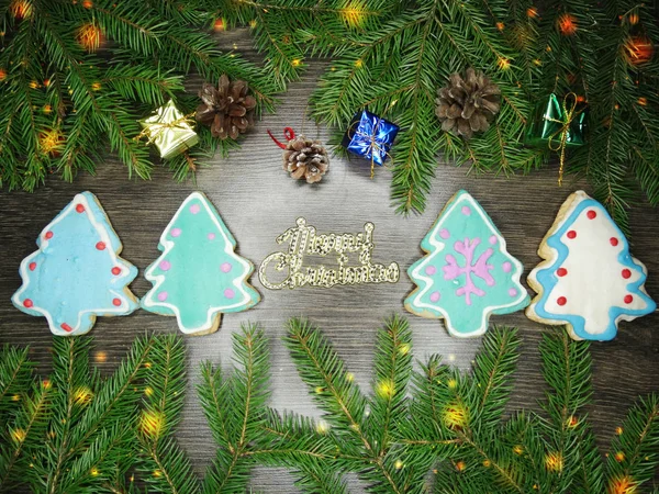 Galletas de Navidad pan de jengibre y decoración en el fondo de madera — Foto de Stock