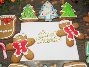 Noel çerezleri tebrik kartı ve dekorasyon ahşap backgro üzerinde