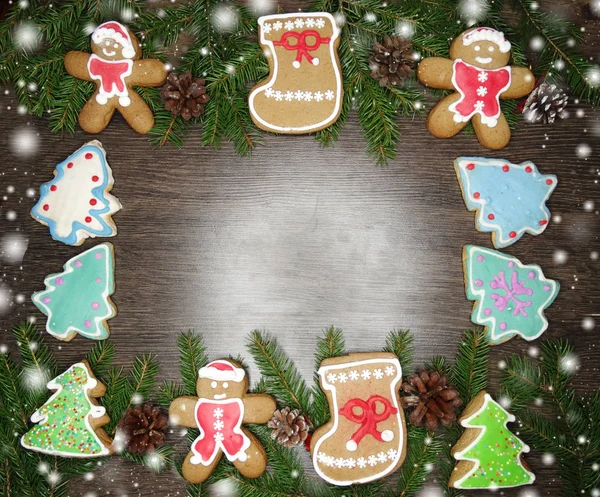 Christmas cookies pepparkakor och dekoration på trä bak — Stockfoto