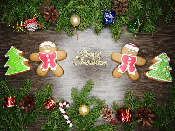 Galletas de Navidad pan de jengibre y decoración en el fondo de madera — Foto de Stock