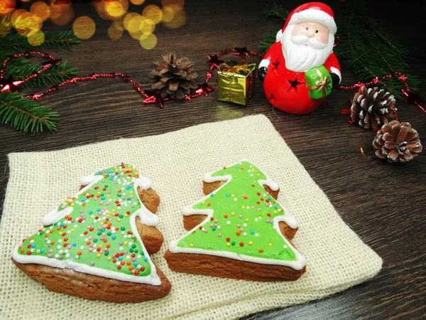 Galletas de Navidad pan de jengibre y decoración en el fondo de madera — Foto de Stock