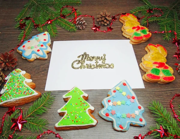 Tarjeta de felicitación de galletas de Navidad y decoración en backgro de madera — Foto de Stock