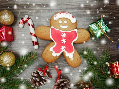 Noel kurabiye zencefilli ve dekorasyon ahşap adam üzerinde